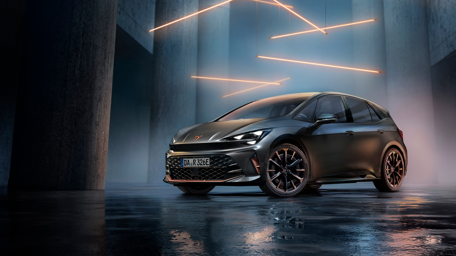 CUPRA Born in Frontansicht mit beleuchteten Torbögen im Hintergrund